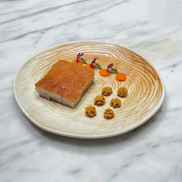 自制泡菜脆皮火腩 Crispy Pork Belly with Pickled Vegetable & Yellow Mustard