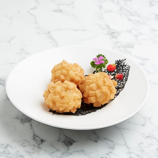 芝心炸虾丸伴罗勒沙律酱 Deep-fried Shrimp Balls stuffed with Cheddar Cheese served with Basil Mayonnaise