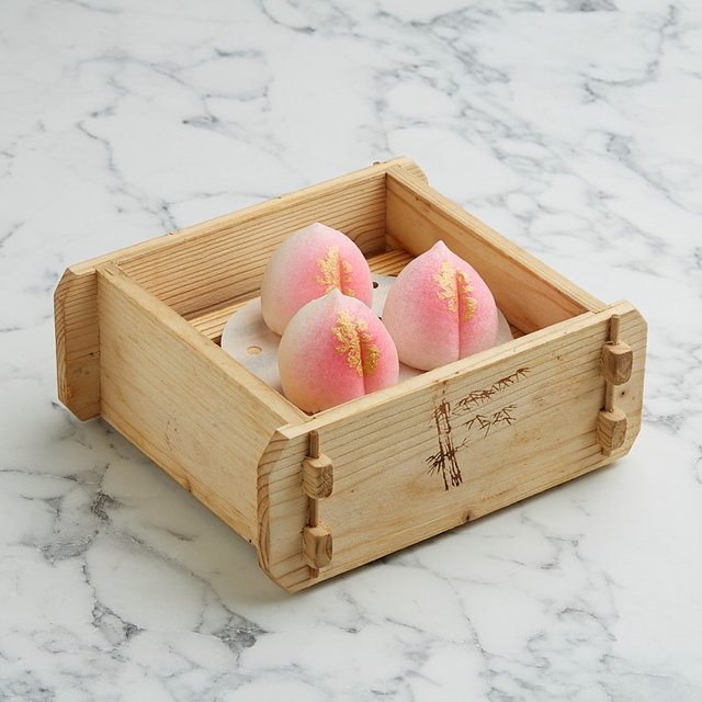 怀旧咸蛋莲蓉寿桃 Longevity Buns stuffed with Salted Egg Yolk & Lotus Paste